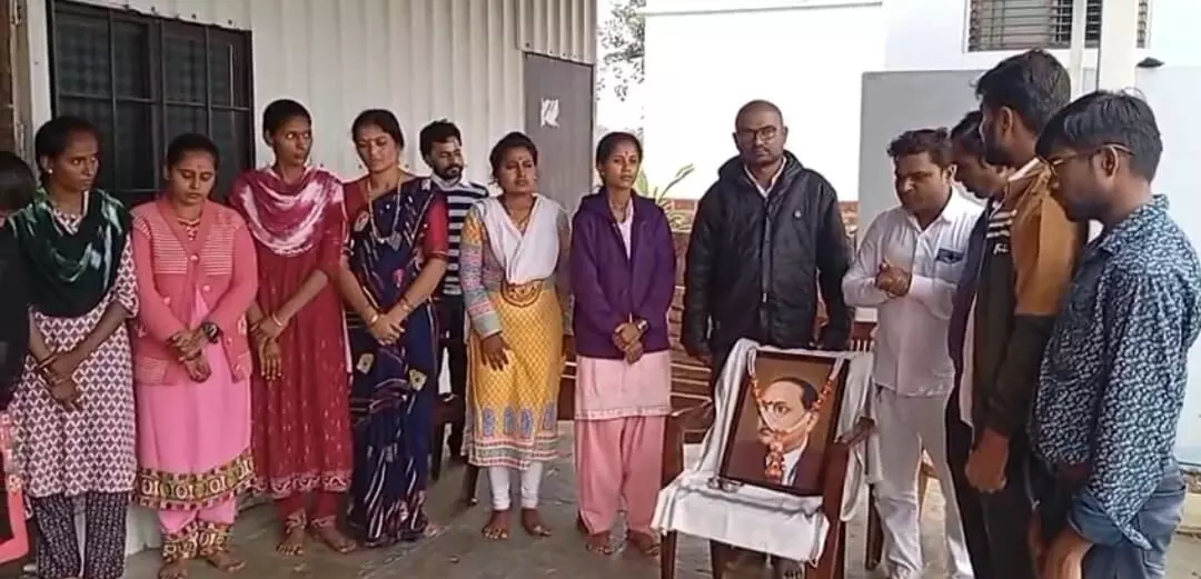 ಬೀದರ್ | ಡಾ.ಅಂಬೇಡ್ಕರ್ ಅವರ ಫೋಟೊಗೆ ಪೂಜೆ ಮಾಡುವ ಮೂಲಕ ಕ್ಷಮೆ ಕೇಳಿದ ಮುಖ್ಯ ಶಿಕ್ಷಕ ಬೀದರ್ | ಡಾ.ಅಂಬೇಡ್ಕರ್ ಅವರ ಫೋಟೊಗೆ ಪೂಜೆ ಮಾಡುವ ಮೂಲಕ ಕ್ಷಮೆ ಕೇಳಿದ ಮುಖ್ಯ ಶಿಕ್ಷಕ