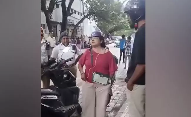 ಬೆಂಗಳೂರು| ಪೊಲೀಸರ ಕರ್ತವ್ಯಕ್ಕೆ ಅಡ್ಡಿಪಡಿಸಿ ಅವಾಚ್ಯ ಪದಗಳಿಂದ ನಿಂದನೆ ಆರೋಪ : ಇಬ್ಬರ ಬಂಧನ ಬೆಂಗಳೂರು| ಪೊಲೀಸರ ಕರ್ತವ್ಯಕ್ಕೆ ಅಡ್ಡಿಪಡಿಸಿ ಅವಾಚ್ಯ ಪದಗಳಿಂದ ನಿಂದನೆ ಆರೋಪ : ಇಬ್ಬರ ಬಂಧನ