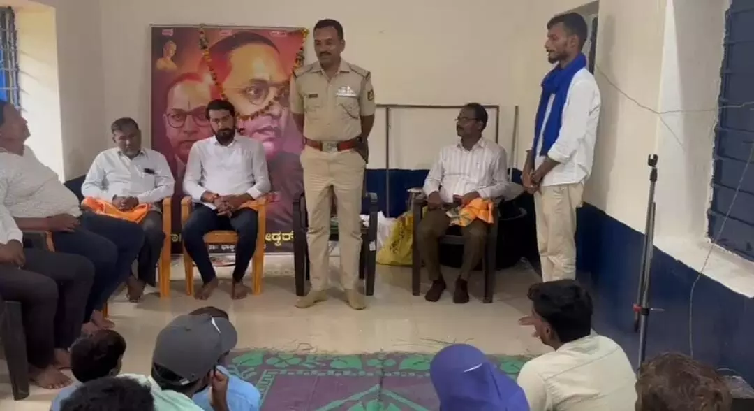 ಬೀದರ್ | ನೀಲಿ ಧ್ವಜಕ್ಕೆ ಅವಮಾನ ಆರೋಪ; ಉಚ್ಚಾ ಗ್ರಾಮದಲ್ಲಿ ಶಾಂತಿ ಸಭೆ ಬೀದರ್ | ನೀಲಿ ಧ್ವಜಕ್ಕೆ ಅವಮಾನ ಆರೋಪ; ಉಚ್ಚಾ ಗ್ರಾಮದಲ್ಲಿ ಶಾಂತಿ ಸಭೆ