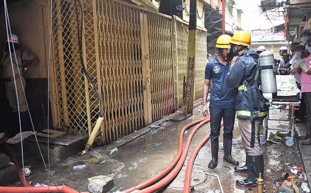 ಬೆಂಗಳೂರು | ಪ್ಲಾಸ್ಟಿಕ್ ಮ್ಯಾಟ್ ಗೋದಾಮಿನಲ್ಲಿ ಅಗ್ನಿ ಅವಘಡ : ಒಂದೇ ಕುಟುಂಬದ ನಾಲ್ವರ ಸಹಿತ ಐವರು ಮೃತ್ಯು ಬೆಂಗಳೂರು | ಪ್ಲಾಸ್ಟಿಕ್ ಮ್ಯಾಟ್ ಗೋದಾಮಿನಲ್ಲಿ ಅಗ್ನಿ ಅವಘಡ : ಒಂದೇ ಕುಟುಂಬದ ನಾಲ್ವರ ಸಹಿತ ಐವರು ಮೃತ್ಯು