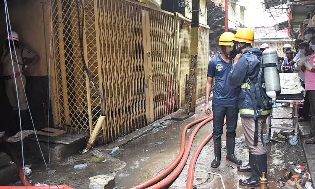 ಬೆಂಗಳೂರು | ಪ್ಲಾಸ್ಟಿಕ್ ಮ್ಯಾಟ್ ಗೋದಾಮಿನಲ್ಲಿ ಅಗ್ನಿ ಅವಘಡ : ಒಂದೇ ಕುಟುಂಬದ ನಾಲ್ವರ ಸಹಿತ ಐವರು ಮೃತ್ಯು