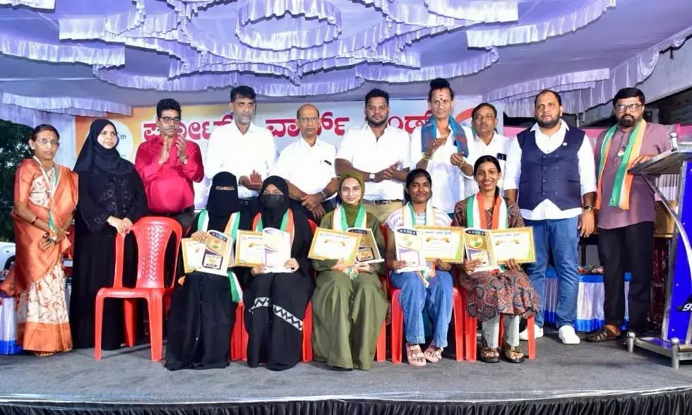 ಸ್ವಾತಂತ್ರ್ಯ ದಿನಾಚರಣೆ ಪ್ರಯುಕ್ತ ಹೊಲಿಗೆ ಯಂತ್ರ, ಸೀರೆ ವಿತರಣೆ