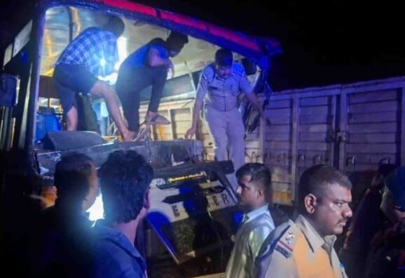 ಯಲ್ಲಾಪುರ: ಕೆಟ್ಟು ನಿಂತಿದ್ದ ಲಾರಿಗೆ ಕೆಎಸ್ಸಾರ್ಟಿಸಿ ಬಸ್‌ ಢಿಕ್ಕಿ; ಮೂವರು ಮೃತ್ಯು, ಏಳು ಮಂದಿಗೆ ಗಾಯ