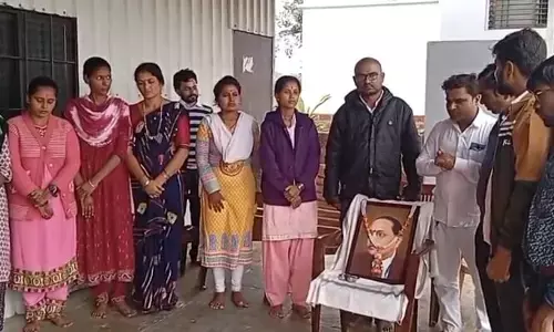 ಬೀದರ್ | ಡಾ.ಅಂಬೇಡ್ಕರ್ ಅವರ ಫೋಟೊಗೆ ಪೂಜೆ ಮಾಡುವ ಮೂಲಕ ಕ್ಷಮೆ ಕೇಳಿದ ಮುಖ್ಯ ಶಿಕ್ಷಕ