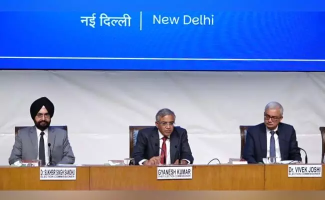 ಪಶ್ಚಿಮ ಬಂಗಾಳ ಸೇರಿದಂತೆ ಇತರ ರಾಜ್ಯಗಳಲ್ಲೂ ಎಸ್ಐಆರ್ ಬಗ್ಗೆ ಶೀಘ್ರದಲ್ಲೇ ನಿರ್ಧಾರ : ಮುಖ್ಯ ಚುನಾವಣಾ ಆಯುಕ್ತ ಜ್ಞಾನೇಶ್ ಕುಮಾರ್ ಪಶ್ಚಿಮ ಬಂಗಾಳ ಸೇರಿದಂತೆ ಇತರ ರಾಜ್ಯಗಳಲ್ಲೂ ಎಸ್ಐಆರ್ ಬಗ್ಗೆ ಶೀಘ್ರದಲ್ಲೇ ನಿರ್ಧಾರ : ಮುಖ್ಯ ಚುನಾವಣಾ ಆಯುಕ್ತ ಜ್ಞಾನೇಶ್ ಕುಮಾರ್