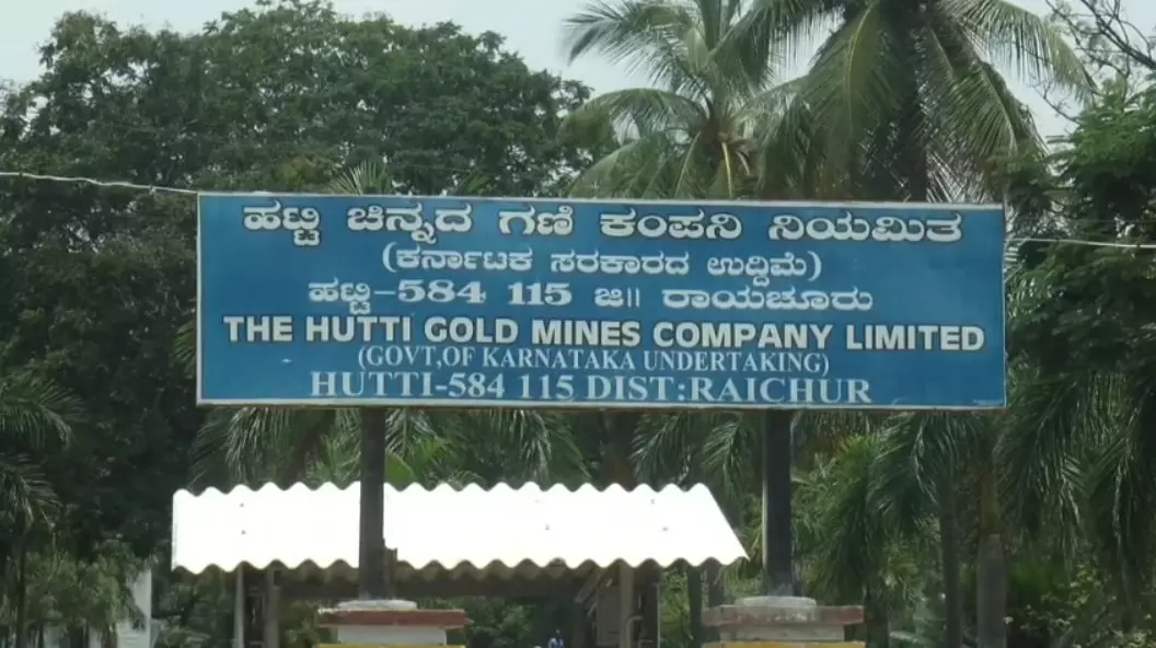 ರಾಯಚೂರು | ಹಟ್ಟಿ ಚಿನ್ನದ ಗಣಿ ಕಂಪನಿಯಿಂದ ದಾಖಲೆಯ ಚಿನ್ನ ಉತ್ಪಾದನೆ : 444 ಕೋಟಿ ರೂ. ಲಾಭ, 1,343 ಕೋಟಿ ರೂ. ವಹಿವಾಟು ರಾಯಚೂರು | ಹಟ್ಟಿ ಚಿನ್ನದ ಗಣಿ ಕಂಪನಿಯಿಂದ ದಾಖಲೆಯ ಚಿನ್ನ ಉತ್ಪಾದನೆ : 444 ಕೋಟಿ ರೂ. ಲಾಭ, 1,343 ಕೋಟಿ ರೂ. ವಹಿವಾಟು