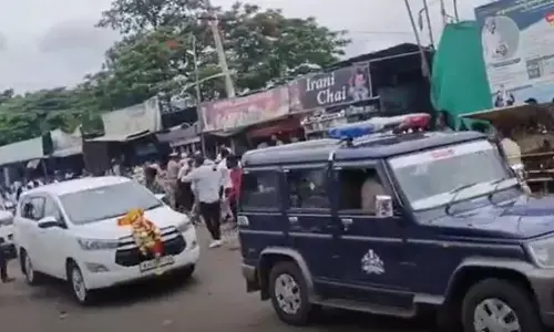 ವಿಜಯಪುರ | ಶಾಸಕ​ ಯತ್ನಾಳ್​ ಕಾರಿಗೆ ಯುವಕರಿಂದ ಮುತ್ತಿಗೆ ಯತ್ನ, ಕಪ್ಪು ಬಟ್ಟೆ ಪ್ರದರ್ಶನ