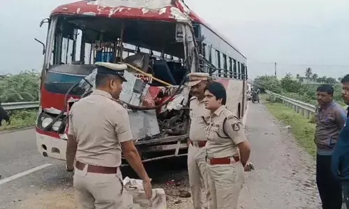 ಬಳ್ಳಾರಿ | ನಿಂತಿದ್ದ ಲಾರಿಗೆ ಕೆಎಸ್ಸಾರ್ಟಿಸಿ ಬಸ್​ ಢಿಕ್ಕಿ : ಇಬ್ಬರು ಮೃತ್ಯು, 12 ಮಂದಿಗೆ ಗಾಯ