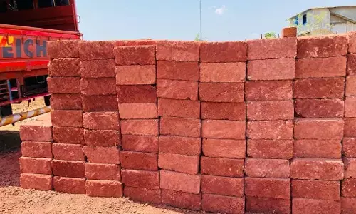 ಅಕ್ರಮ ಕೆಂಪು ಕಲ್ಲು ಸಾಗಾಟ ಆರೋಪ: ಟಿಪ್ಪರ್ ವಶ