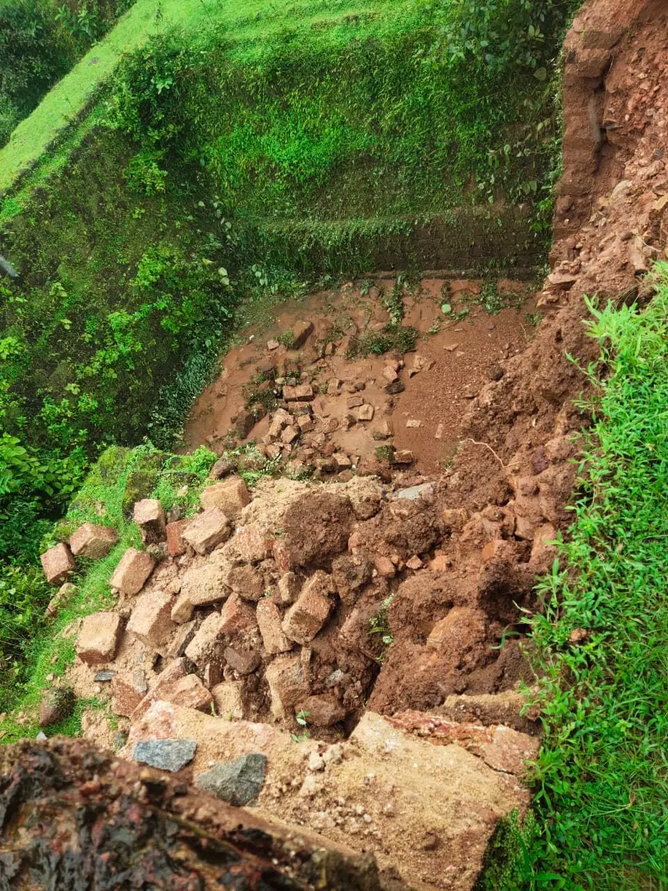 ಶಿವಮೊಗ್ಗ | ಬಿದನೂರು ಕೋಟೆಯ ಕೊಳದ ದಂಡೆ ಕುಸಿತ