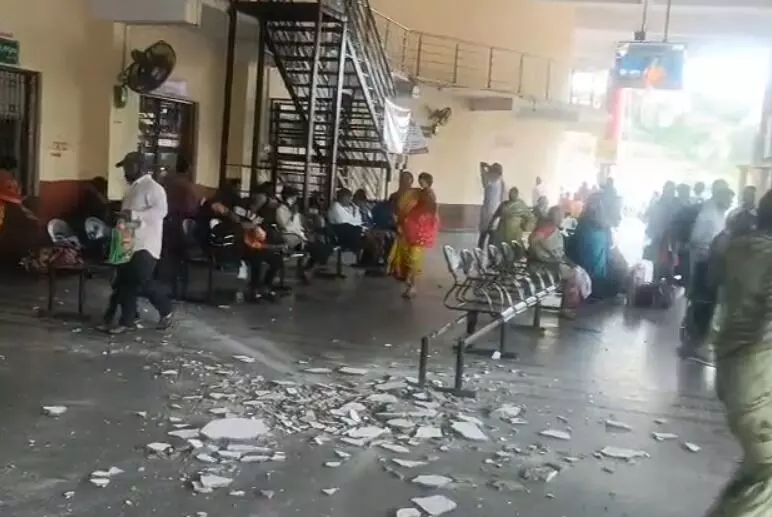 ರಾಯಚೂರು| ಕೇಂದ್ರ ಬಸ್ ನಿಲ್ದಾಣದಲ್ಲಿ ಕಳಚಿ ಬಿದ್ದ ಮೇಲ್ಛಾವಣಿಯ ಸಿಮೆಂಟ್; ಅಪಾಯದಿಂದ ಪಾರಾದ ಪ್ರಯಾಣಿಕರು ರಾಯಚೂರು| ಕೇಂದ್ರ ಬಸ್ ನಿಲ್ದಾಣದಲ್ಲಿ ಕಳಚಿ ಬಿದ್ದ ಮೇಲ್ಛಾವಣಿಯ ಸಿಮೆಂಟ್; ಅಪಾಯದಿಂದ ಪಾರಾದ ಪ್ರಯಾಣಿಕರು