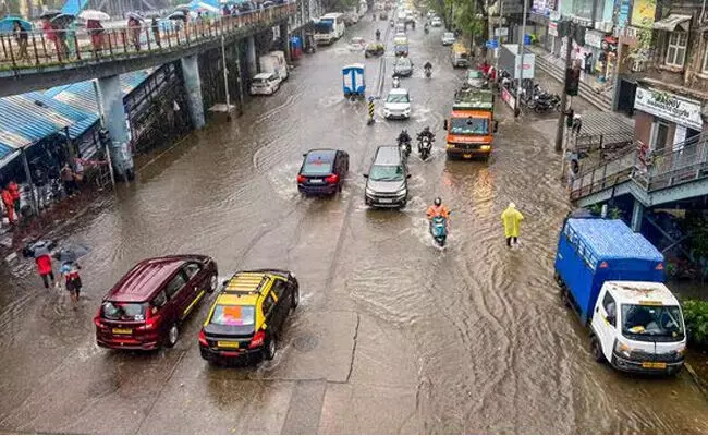ಮುಂಬೈನಲ್ಲಿ ಧಾರಾಕಾರ ಮಳೆ: ಸಾರಿಗೆ ಸೇವೆ ಅಸ್ತವ್ಯಸ್ತ