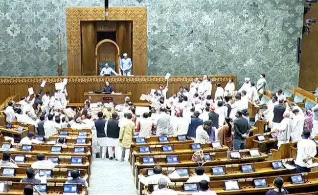 ಪ್ರತಿಭಟನಾನಿರತ ಪ್ರತಿಪಕ್ಷ ಸಂಸದರಿಗೆ ಲೋಕಸಭಾ ಸ್ಪೀಕರ್ ಎಚ್ಚರಿಕೆ
