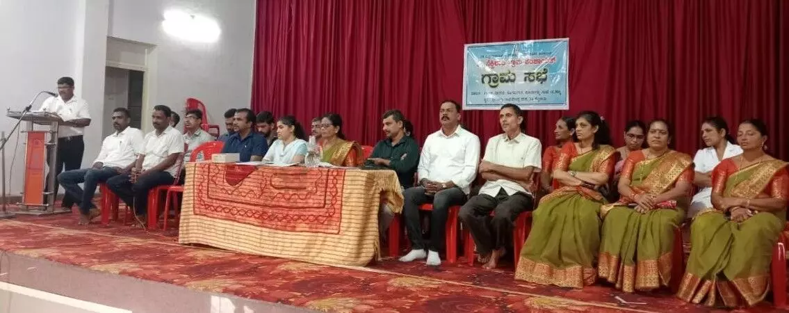 ಪುಡಾ ಕಾರ್ಯದರ್ಶಿಯ ಸಹಿ ಪೋರ್ಜರಿ ಆರೋಪ: ತನಿಖೆಗೆ ಗ್ರಾಮ ಸಭೆಯಲ್ಲಿ ಆಗ್ರಹ ಪುಡಾ ಕಾರ್ಯದರ್ಶಿಯ ಸಹಿ ಪೋರ್ಜರಿ ಆರೋಪ: ತನಿಖೆಗೆ ಗ್ರಾಮ ಸಭೆಯಲ್ಲಿ ಆಗ್ರಹ