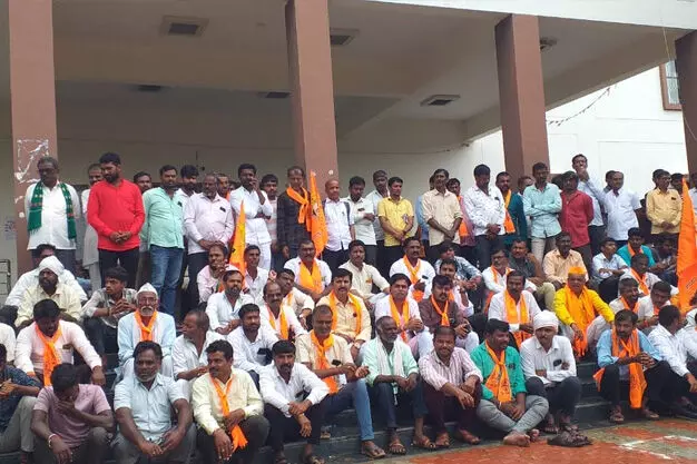 ಕಲಬುರಗಿ | ಬಸವೇಶ್ವರ ಪ್ರತಿಮೆ ತೆರವು ಖಂಡಿಸಿ ಬೃಹತ್ ಪ್ರತಿಭಟನೆ ಕಲಬುರಗಿ | ಬಸವೇಶ್ವರ ಪ್ರತಿಮೆ ತೆರವು ಖಂಡಿಸಿ ಬೃಹತ್ ಪ್ರತಿಭಟನೆ