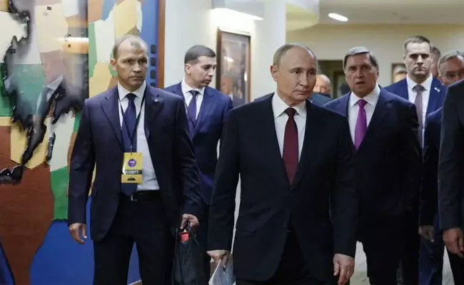 ಅಲಾಸ್ಕಾ ಶೃಂಗಸಭೆ | ʼಪೂಪ್ ಸೂಟ್ ಕೇಸ್ʼ ಕೊಂಡೊಯ್ದ ಪುಟಿನ್ ಅಂಗರಕ್ಷಕರು!