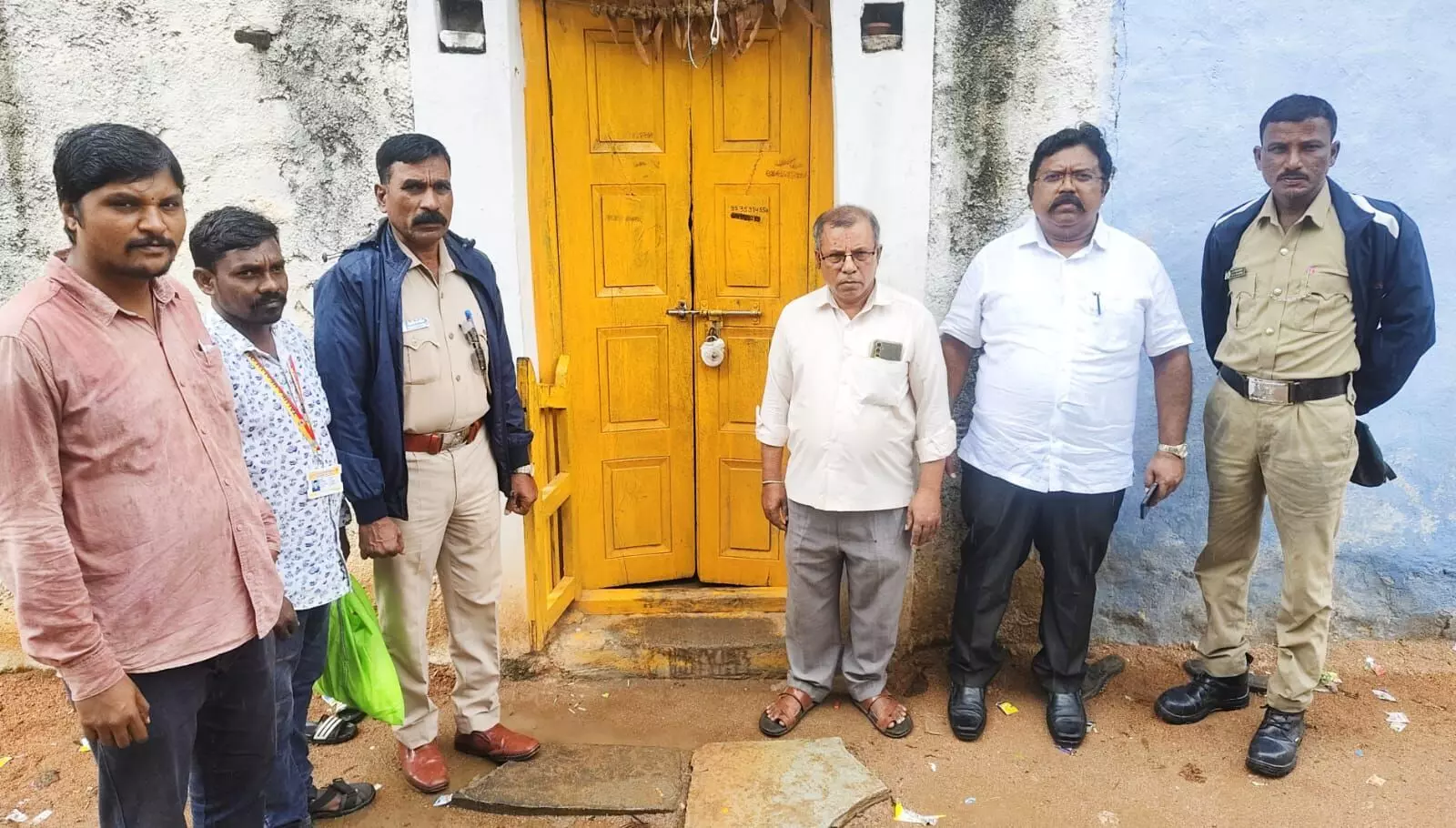 ಯಾದಗಿರಿ | ನಕಲಿ ವೈದ್ಯರ ಕ್ಲಿನಿಕ್ ಮೇಲೆ ಆರೋಗ್ಯಾಧಿಕಾರಿಗಳಿಂದ ದಾಳಿ ಯಾದಗಿರಿ | ನಕಲಿ ವೈದ್ಯರ ಕ್ಲಿನಿಕ್ ಮೇಲೆ ಆರೋಗ್ಯಾಧಿಕಾರಿಗಳಿಂದ ದಾಳಿ