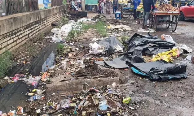 ಬೀದರ್ | ಹಳೆ ಬಸ್ ನಿಲ್ದಾಣದಲ್ಲಿ ತುಂಬಿಕೊಂಡ ಕಸದ ರಾಶಿ :  ಪ್ರಯಾಣಿಕರ ಪರದಾಟ