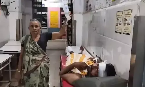 ಮಧ್ಯಪ್ರದೇಶ | ಸರಕಾರಿ ಆಸ್ಪತ್ರೆಯಲ್ಲಿ ಡ್ರಿಪ್ ಬಾಟಲಿ ಹಿಡಿದು ನಿಂತ 72ರ ವೃದ್ಧೆ; ವೀಡಿಯೊ ವೈರಲ್