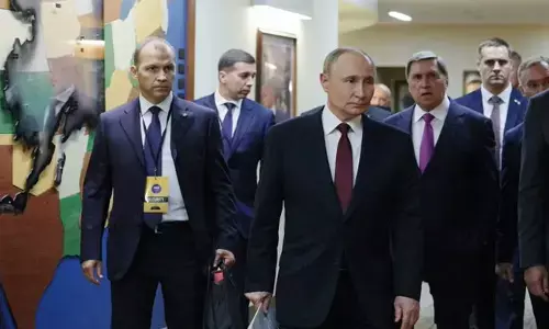 ಅಲಾಸ್ಕಾ ಶೃಂಗಸಭೆ | ʼಪೂಪ್ ಸೂಟ್ ಕೇಸ್ʼ ಕೊಂಡೊಯ್ದ ಪುಟಿನ್ ಅಂಗರಕ್ಷಕರು!