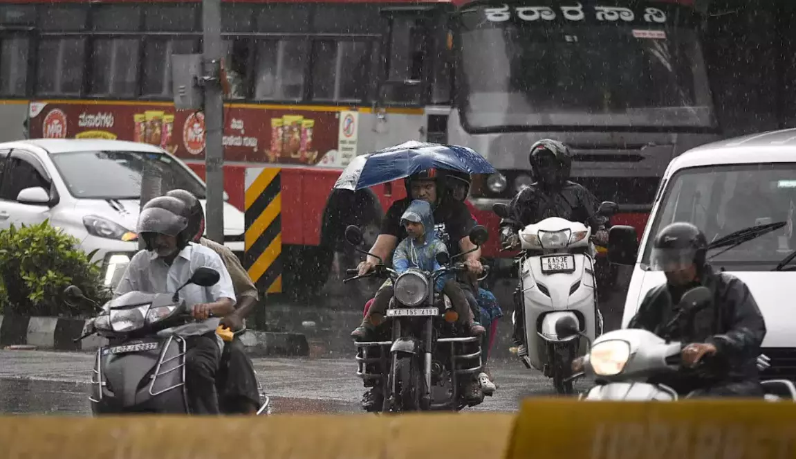 ಯಾದಗಿರಿ ಜಿಲ್ಲೆಯಲ್ಲಿ ನಿರಂತರ ಮಳೆ | ಆ.19 ಮತ್ತು 20ರಂದು ಶಾಲಾ-ಕಾಲೇಜುಗಳಿಗೆ ರಜೆ ಯಾದಗಿರಿ ಜಿಲ್ಲೆಯಲ್ಲಿ ನಿರಂತರ ಮಳೆ | ಆ.19 ಮತ್ತು 20ರಂದು ಶಾಲಾ-ಕಾಲೇಜುಗಳಿಗೆ ರಜೆ