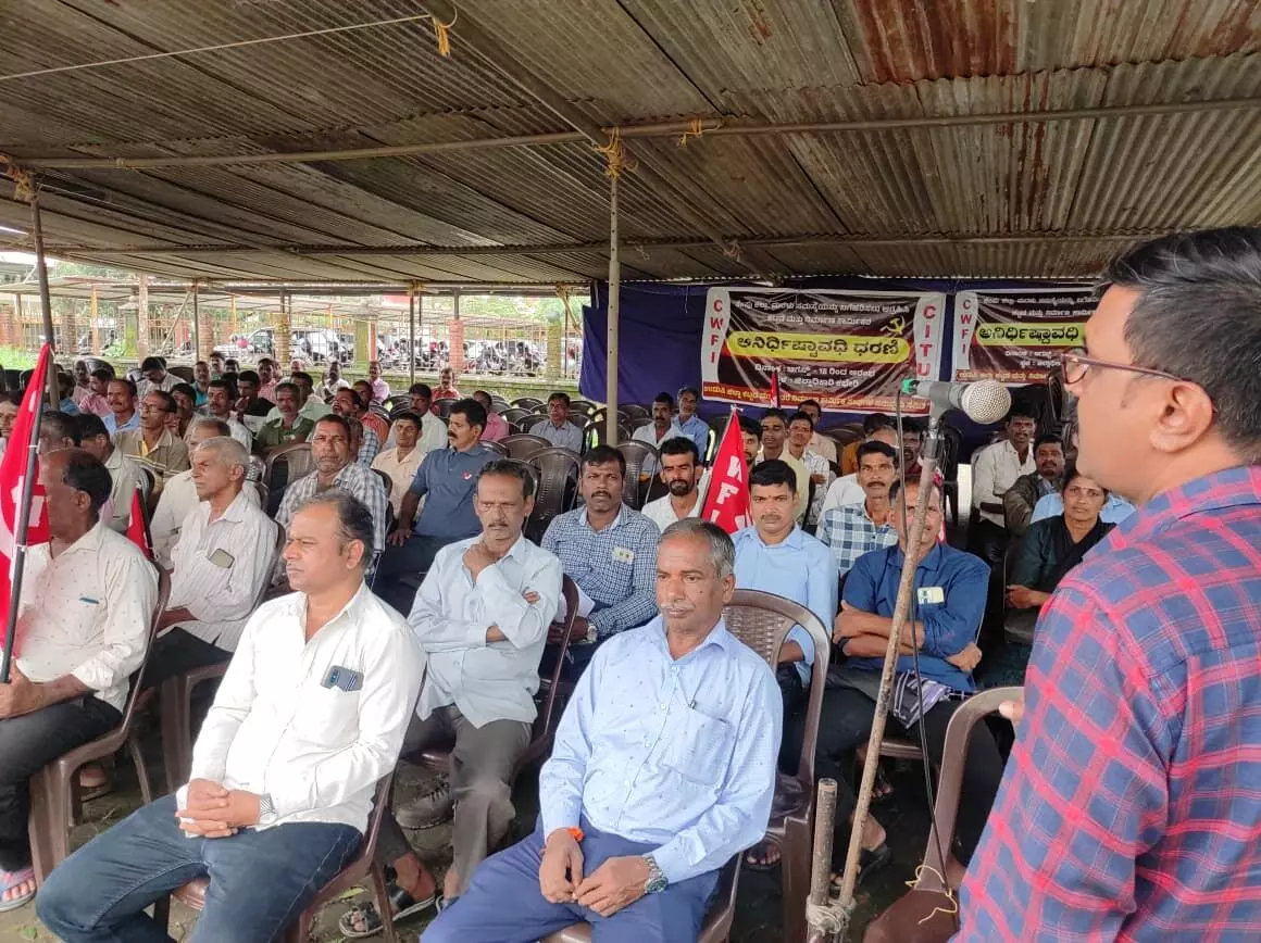 ಎರಡನೇ ದಿನವೂ ಮುಂದುವರಿದ ಕೆಂಪು ಕಲ್ಲು, ಮರಳಿಗಾಗಿ ಧರಣಿ ಸತ್ಯಾಗ್ರಹ ಎರಡನೇ ದಿನವೂ ಮುಂದುವರಿದ ಕೆಂಪು ಕಲ್ಲು, ಮರಳಿಗಾಗಿ ಧರಣಿ ಸತ್ಯಾಗ್ರಹ