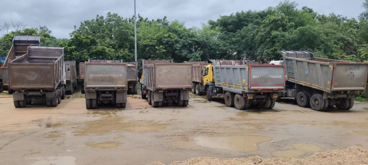 ಮಾನ್ವಿ | ಅಕ್ರಮ ಮರಳು ಸಾಗಾಟ ಆರೋಪ : 14 ಟಿಪ್ಪರ್ಗಳು ವಶ ಮಾನ್ವಿ | ಅಕ್ರಮ ಮರಳು ಸಾಗಾಟ ಆರೋಪ : 14 ಟಿಪ್ಪರ್ಗಳು ವಶ