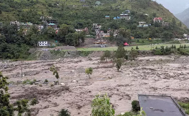 ಹಿಮಾಚಲ ಪ್ರದೇಶ: ದಿಢೀರ್ ಪ್ರವಾಹದಲ್ಲಿ ಕೊಚ್ಚಿ ಹೋದ ಅಂಗಡಿಗಳು, 350ಕ್ಕೂ ಹೆಚ್ಚು ರಸ್ತೆಗಳು ಬಂದ್