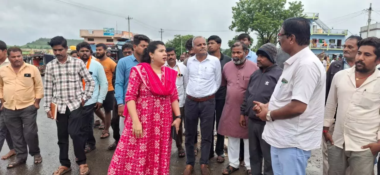 ಕಲಬುರಗಿ | ಜಿಲ್ಲಾಧಿಕಾರಿ ಫೌಝಿಯಾ ತರನ್ನುಮ್ ಅವರಿಂದ ಬೆಳೆ ಹಾನಿ ಪ್ರದೇಶ ವೀಕ್ಷಣೆ ಕಲಬುರಗಿ | ಜಿಲ್ಲಾಧಿಕಾರಿ ಫೌಝಿಯಾ ತರನ್ನುಮ್ ಅವರಿಂದ ಬೆಳೆ ಹಾನಿ ಪ್ರದೇಶ ವೀಕ್ಷಣೆ