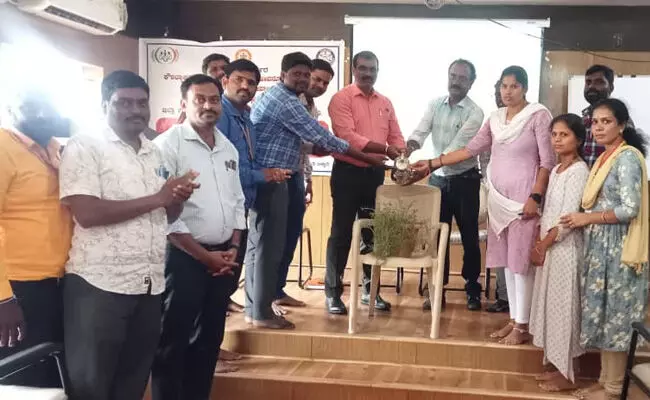 ಬಳ್ಳಾರಿ | ಗ್ರಾಮೀಣ ಮಹಿಳೆಯರು ಆರ್ಥಿಕವಾಗಿ ಅಭಿವೃದ್ಧಿ ಹೊಂದಬೇಕು: ಜಿಪಂ ಉಪಕಾರ್ಯದರ್ಶಿ ಶಶಿಕಾಂತ್ ಶಿವಪುರೆ