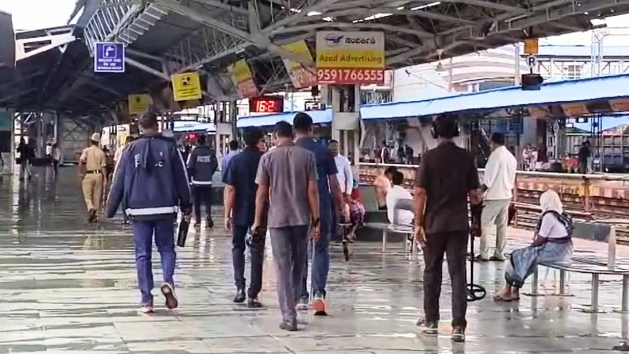 ಕಲಬುರಗಿ| ರೈಲ್ವೆ ನಿಲ್ದಾಣಕ್ಕೆ ಹುಸಿ ಬಾಂಬ್ ಕರೆ; ಶ್ವಾನ ದಳದಿಂದ ತಪಾಸಣೆ ಕಲಬುರಗಿ| ರೈಲ್ವೆ ನಿಲ್ದಾಣಕ್ಕೆ ಹುಸಿ ಬಾಂಬ್ ಕರೆ; ಶ್ವಾನ ದಳದಿಂದ ತಪಾಸಣೆ