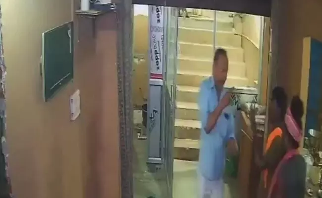 ಉತ್ತರಪ್ರದೇಶ |ಕೇಸರಿ ವಸ್ತ್ರ ಧರಿಸಿ ಮಾಂಸಾಹಾರ ಸೇವಿಸುತ್ತಿದ್ದವರ ಮೇಲೆ ಹಲ್ಲೆ!; ವಿಡಿಯೋ ವೈರಲ್