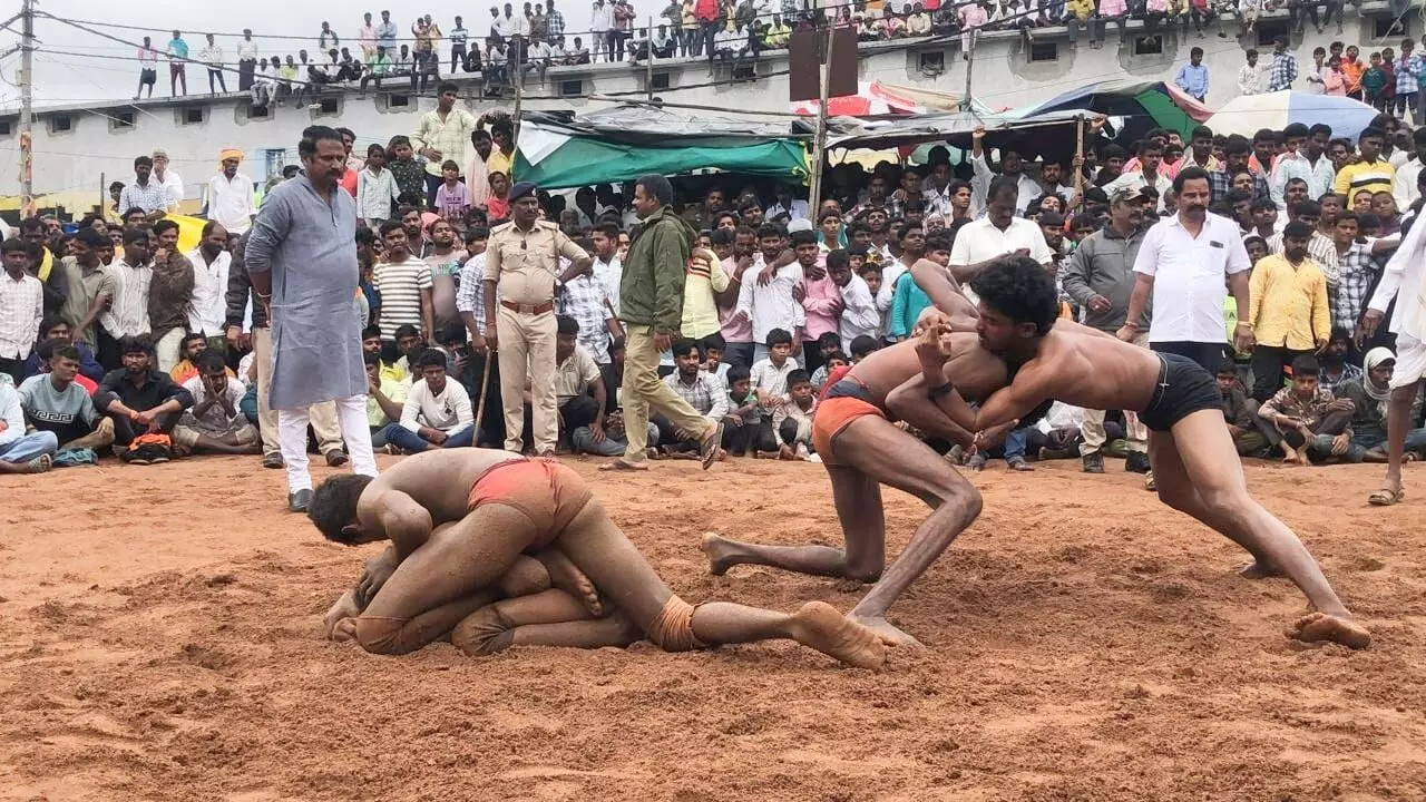 ಸುರಪುರ | ವೇಣುಗೋಪಾಲ ಸ್ವಾಮಿ ಜಾತ್ರೆಯಲ್ಲಿ ಕುಸ್ತಿ ಪಂದ್ಯಾವಳಿ ಸುರಪುರ | ವೇಣುಗೋಪಾಲ ಸ್ವಾಮಿ ಜಾತ್ರೆಯಲ್ಲಿ ಕುಸ್ತಿ ಪಂದ್ಯಾವಳಿ