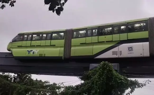 ಮುಂಬೈಯಲ್ಲಿ ಭಾರೀ ಮಳೆ| ಮಾರ್ಗಮಧ್ಯೆ ಕೆಟ್ಟು ನಿಂತ ಮೊನೊ ರೈಲು