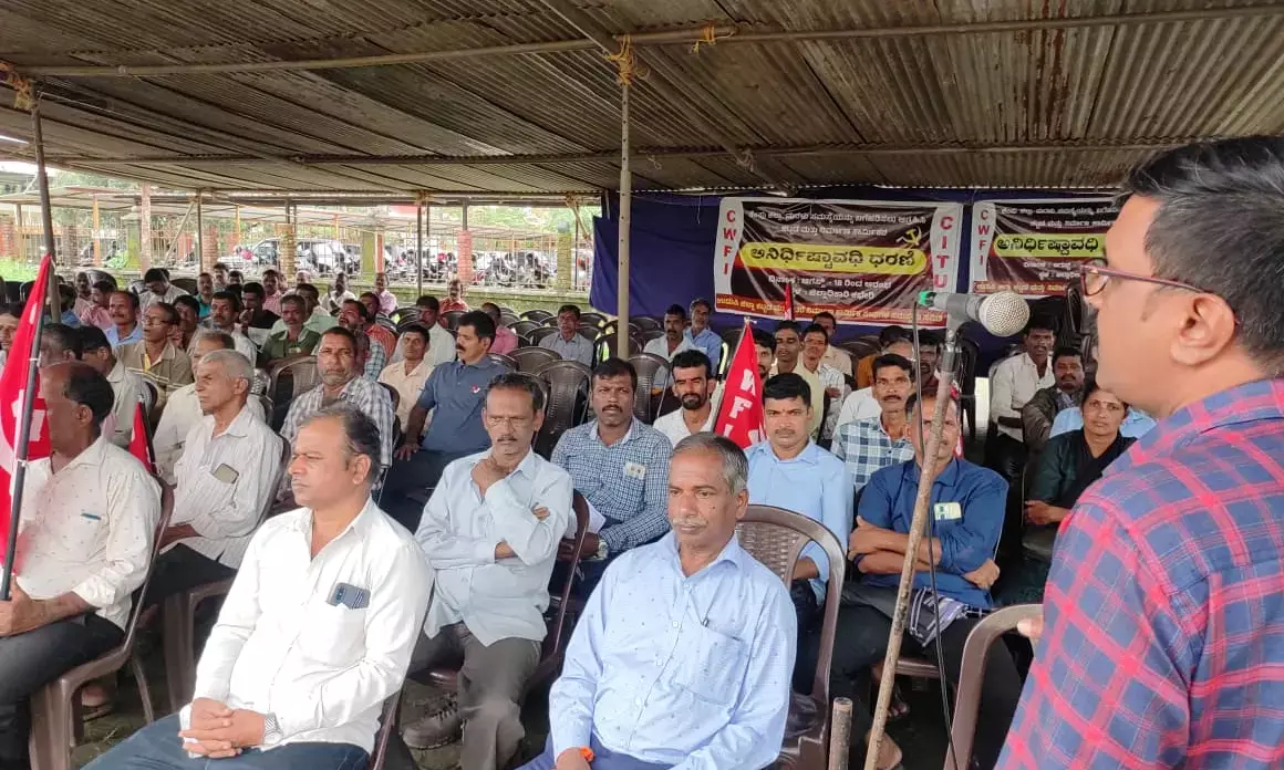 ಎರಡನೇ ದಿನವೂ ಮುಂದುವರಿದ ಕೆಂಪು ಕಲ್ಲು, ಮರಳಿಗಾಗಿ ಧರಣಿ ಸತ್ಯಾಗ್ರಹ