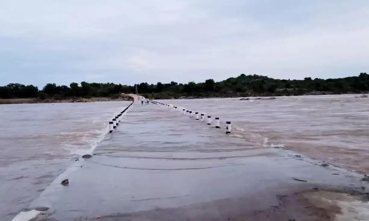 ರಾಯಚೂರು ಜಿಲ್ಲೆಯಲ್ಲಿ ಮುಂದುವರೆದ ಮಳೆಯ ಅಬ್ಬರ | ಶೀಲಹಳ್ಳಿ ಸೇತುವೆ ಮುಳುಗಡೆ, ಸಂಚಾರ ಬಂದ್