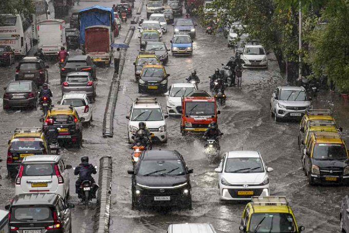 ಮಹಾ ಮಳೆಗೆ ಮುಳುಗಿದ ಮುಂಬೈ; ಜನಜೀವನ ಅಸ್ತವ್ಯಸ್ತ