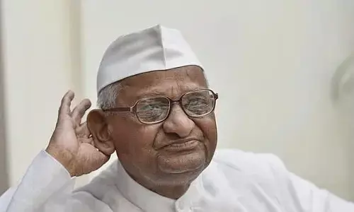 “ಗಾಢ ನಿದ್ರೆಗೆ ಜಾರಿದ್ದಾರೆ” : ಮತಕಳ್ಳತನ ಆರೋಪದ ಕುರಿತು ಅಣ್ಣಾ ಹಜಾರೆಯ ಮೌನ ಪ್ರಶ್ನಿಸಿದ ಪ್ರತಿಪಕ್ಷಗಳು