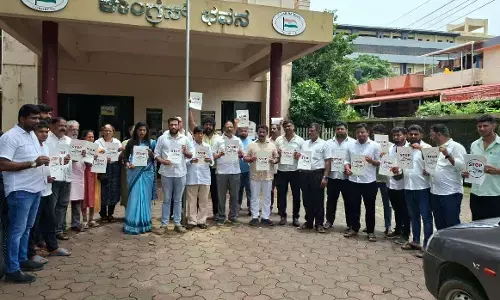 ಉಡುಪಿ: ಯುವ ಕಾಂಗ್ರೆಸ್‌ನಿಂದ ಸ್ಟಾಪ್ ವೋಟ್ ಚೊರಿ ಸ್ಟಿಕ್ಕರ್ ಅಭಿಯಾನ