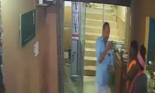 ಉತ್ತರಪ್ರದೇಶ |ಕೇಸರಿ ವಸ್ತ್ರ ಧರಿಸಿ ಮಾಂಸಾಹಾರ ಸೇವಿಸುತ್ತಿದ್ದವರ ಮೇಲೆ ಹಲ್ಲೆ!; ವಿಡಿಯೋ ವೈರಲ್