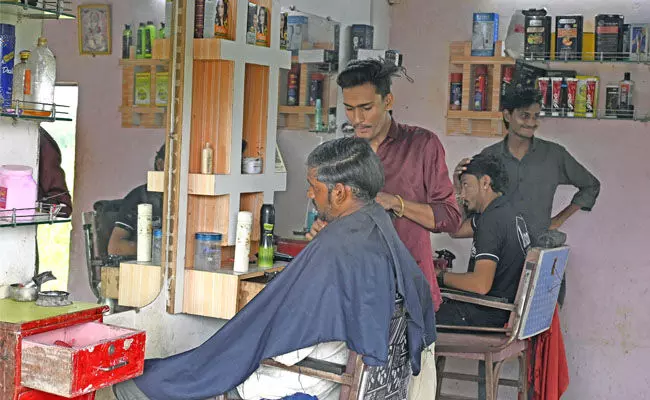 ಗುಜರಾತ್ ನ ಆಲ್ವಾಡಾ ಗ್ರಾಮದಲ್ಲಿ ದಲಿತ ಕ್ಷೌರ ನಿಷೇಧ ಅಂತ್ಯ; ಪರಿಶಿಷ್ಟ ಜಾತಿಯ ಜನರಿಗೆ ಮುಕ್ತ ಪ್ರವೇಶಾವಕಾಶ ಗುಜರಾತ್ ನ ಆಲ್ವಾಡಾ ಗ್ರಾಮದಲ್ಲಿ ದಲಿತ ಕ್ಷೌರ ನಿಷೇಧ ಅಂತ್ಯ; ಪರಿಶಿಷ್ಟ ಜಾತಿಯ ಜನರಿಗೆ ಮುಕ್ತ ಪ್ರವೇಶಾವಕಾಶ