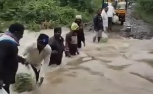 ಅಫಜಲಪುರ| ಧಾರಾಕಾರ ಮಳೆ : ಹರಿಯುತ್ತಿರುವ ಹಳ್ಳದಲ್ಲೇ ತರಕಾರಿ ಸಾಗಿಸಿದ ರೈತರು