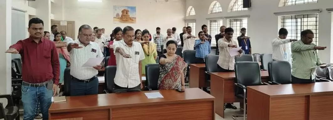 ವಿಜಯನಗರ | ಜಿಲ್ಲಾಧಿಕಾರಿಗಳ ಕಚೇರಿಯಲ್ಲಿ ಸದ್ಭಾವನಾ ದಿನಾಚರಣೆ : ಪ್ರತಿಜ್ಞಾವಿಧಿ ಸ್ವೀಕಾರ