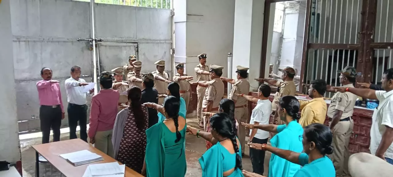 ಕಲಬುರಗಿ| ಕೇಂದ್ರ ಕಾರಾಗೃಹದಲ್ಲಿ ಸದ್ಭಾವನಾ ಪ್ರತಿಜ್ಞಾ ವಿಧಿ ಸ್ವೀಕಾರ ಕಲಬುರಗಿ| ಕೇಂದ್ರ ಕಾರಾಗೃಹದಲ್ಲಿ ಸದ್ಭಾವನಾ ಪ್ರತಿಜ್ಞಾ ವಿಧಿ ಸ್ವೀಕಾರ