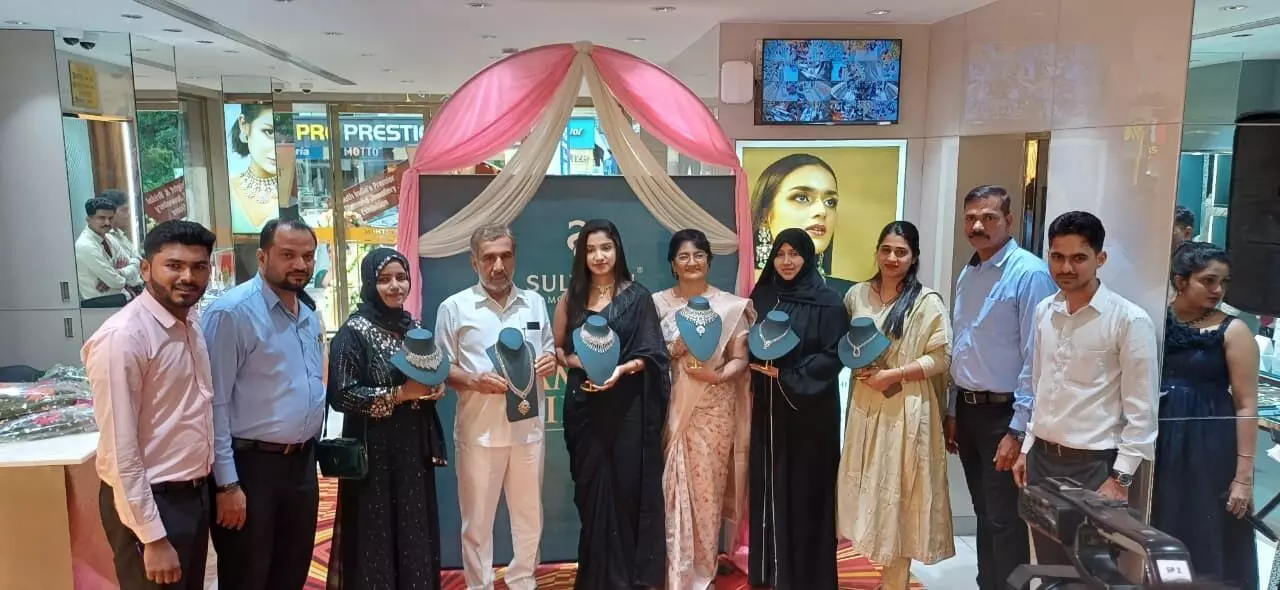 ಪುತ್ತೂರು: ಸುಲ್ತಾನ್ ಡೈಮಂಡ್ಸ್ ಆ್ಯಂಡ್ ಗೋಲ್ಡ್ ಶೋರೂಂನಲ್ಲಿ ವ್ರಜಾಭರಣ ಪ್ರದರ್ಶನ ಪುತ್ತೂರು: ಸುಲ್ತಾನ್ ಡೈಮಂಡ್ಸ್ ಆ್ಯಂಡ್ ಗೋಲ್ಡ್ ಶೋರೂಂನಲ್ಲಿ ವ್ರಜಾಭರಣ ಪ್ರದರ್ಶನ