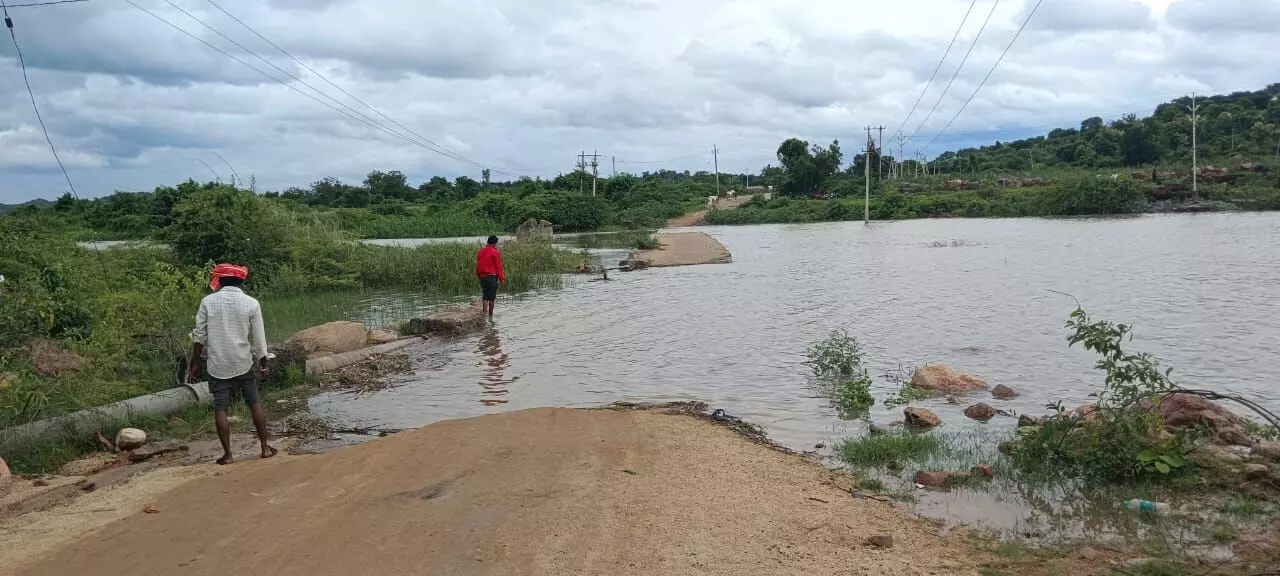 ಟಣಮಕಲ್ಲು ಹೀರೆಹಳ್ಳ ಸೇತುವೆ ಮುಳುಗಡೆ; ಗ್ರಾಮಸ್ಥರ ಪರದಾಟ ಟಣಮಕಲ್ಲು ಹೀರೆಹಳ್ಳ ಸೇತುವೆ ಮುಳುಗಡೆ; ಗ್ರಾಮಸ್ಥರ ಪರದಾಟ