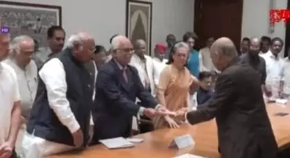 ಉಪ ರಾಷ್ಟ್ರಪತಿ ಚುನಾವಣೆ: ಇಂಡಿಯಾ ಮೈತ್ರಿಕೂಟದ ಅಭ್ಯರ್ಥಿ ಬಿ. ಸುದರ್ಶನ್ ರೆಡ್ಡಿಯಿಂದ ನಾಮಪತ್ರ ಸಲ್ಲಿಕೆ