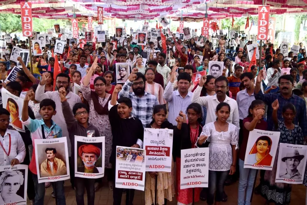 ಸರಕಾರಿ ಶಾಲೆಗಳನ್ನು ಮುಚ್ಚಿ ಜವಾಬ್ದಾರಿಯಿಂದ ನುಣುಚಿಕೊಳ್ಳಲು ಸರಕಾರದ ಷಡ್ಯಂತ್ರ: ಪ್ರೊ. ಮುರಿಗೆಪ್ಪ ಸರಕಾರಿ ಶಾಲೆಗಳನ್ನು ಮುಚ್ಚಿ ಜವಾಬ್ದಾರಿಯಿಂದ ನುಣುಚಿಕೊಳ್ಳಲು ಸರಕಾರದ ಷಡ್ಯಂತ್ರ: ಪ್ರೊ. ಮುರಿಗೆಪ್ಪ