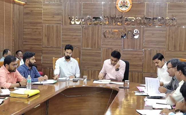 ಯಾದಗಿರಿ | ಕೃಷ್ಣ, ಭೀಮಾ ನದಿಗಳ ಪ್ರವಾಹ ಪರಿಸ್ಥಿತಿ ನಿಭಾಯಿಸಲು ಸಕಲ ಕ್ರಮಗಳನ್ನು ಕೈಗೊಳ್ಳಿ : ಡಿಸಿ ಹರ್ಷಲ್ ಭೋಯರ್ ಯಾದಗಿರಿ | ಕೃಷ್ಣ, ಭೀಮಾ ನದಿಗಳ ಪ್ರವಾಹ ಪರಿಸ್ಥಿತಿ ನಿಭಾಯಿಸಲು ಸಕಲ ಕ್ರಮಗಳನ್ನು ಕೈಗೊಳ್ಳಿ : ಡಿಸಿ ಹರ್ಷಲ್ ಭೋಯರ್