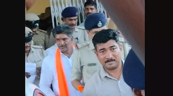 ಬಿ.ಎಲ್. ಸಂತೋಷ್ ಬಗ್ಗೆ ಅವಹೇಳನಕಾರಿ ಹೇಳಿಕೆ ಪ್ರಕರಣ: ಮಹೇಶ್ ಶೆಟ್ಟಿ ತಿಮರೋಡಿಗೆ ನ್ಯಾಯಾಂಗ ಬಂಧನ ಬಿ.ಎಲ್. ಸಂತೋಷ್ ಬಗ್ಗೆ ಅವಹೇಳನಕಾರಿ ಹೇಳಿಕೆ ಪ್ರಕರಣ: ಮಹೇಶ್ ಶೆಟ್ಟಿ ತಿಮರೋಡಿಗೆ ನ್ಯಾಯಾಂಗ ಬಂಧನ